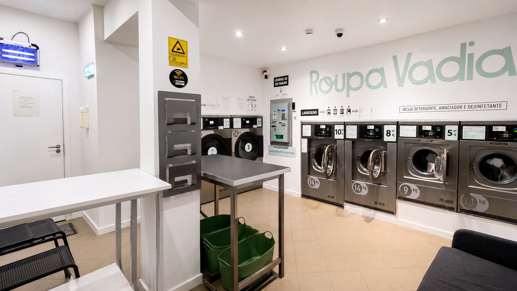 Interior da lavandaria self-service Roupa Vadia em Cascais — self-service laundromat Cascais